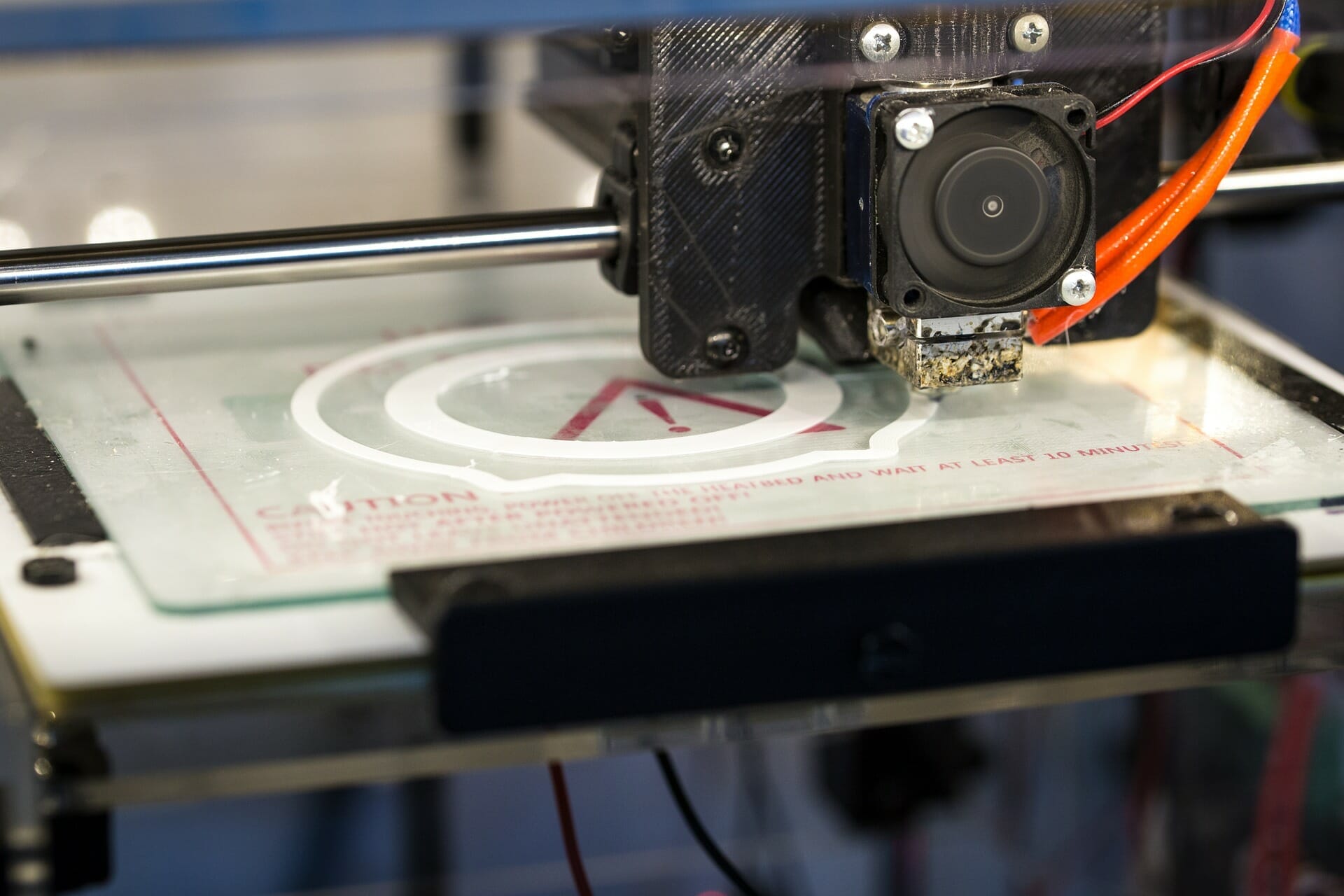 Máquina de impresión 3D realizando un objeto de color blanco