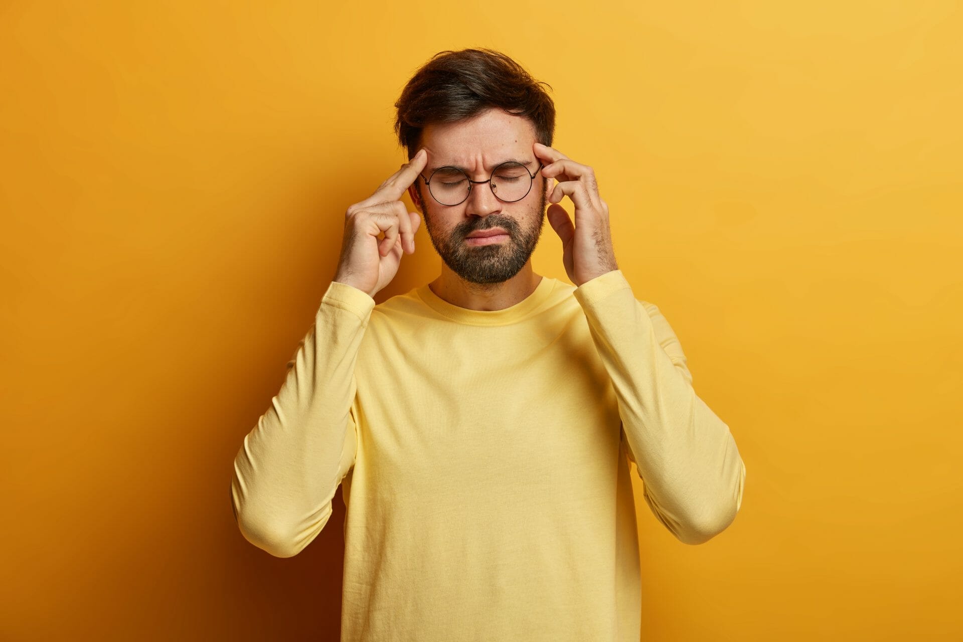 hombre con dolor de cabeza