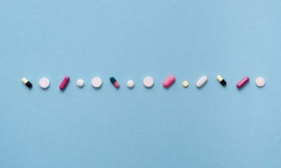 conjunto de pastillas de distinto tipo y color sobre fondo azul