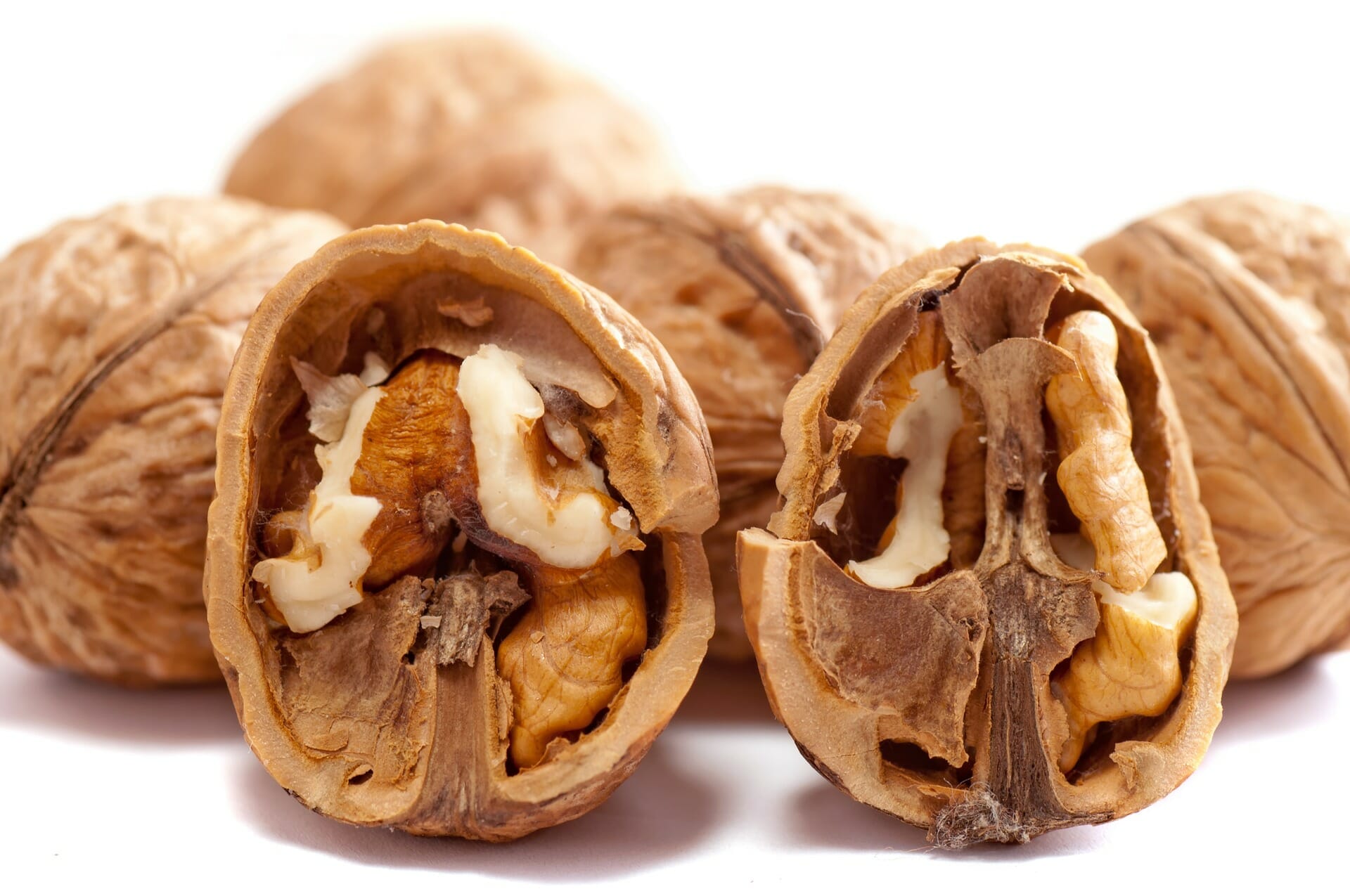 nuez partida por la mitad, junto a otras nueces enteras