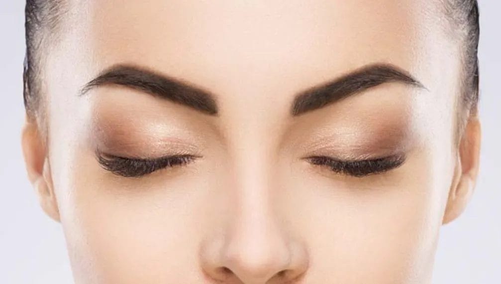 parte superior de la cara de una mujer con los ojos cerrados